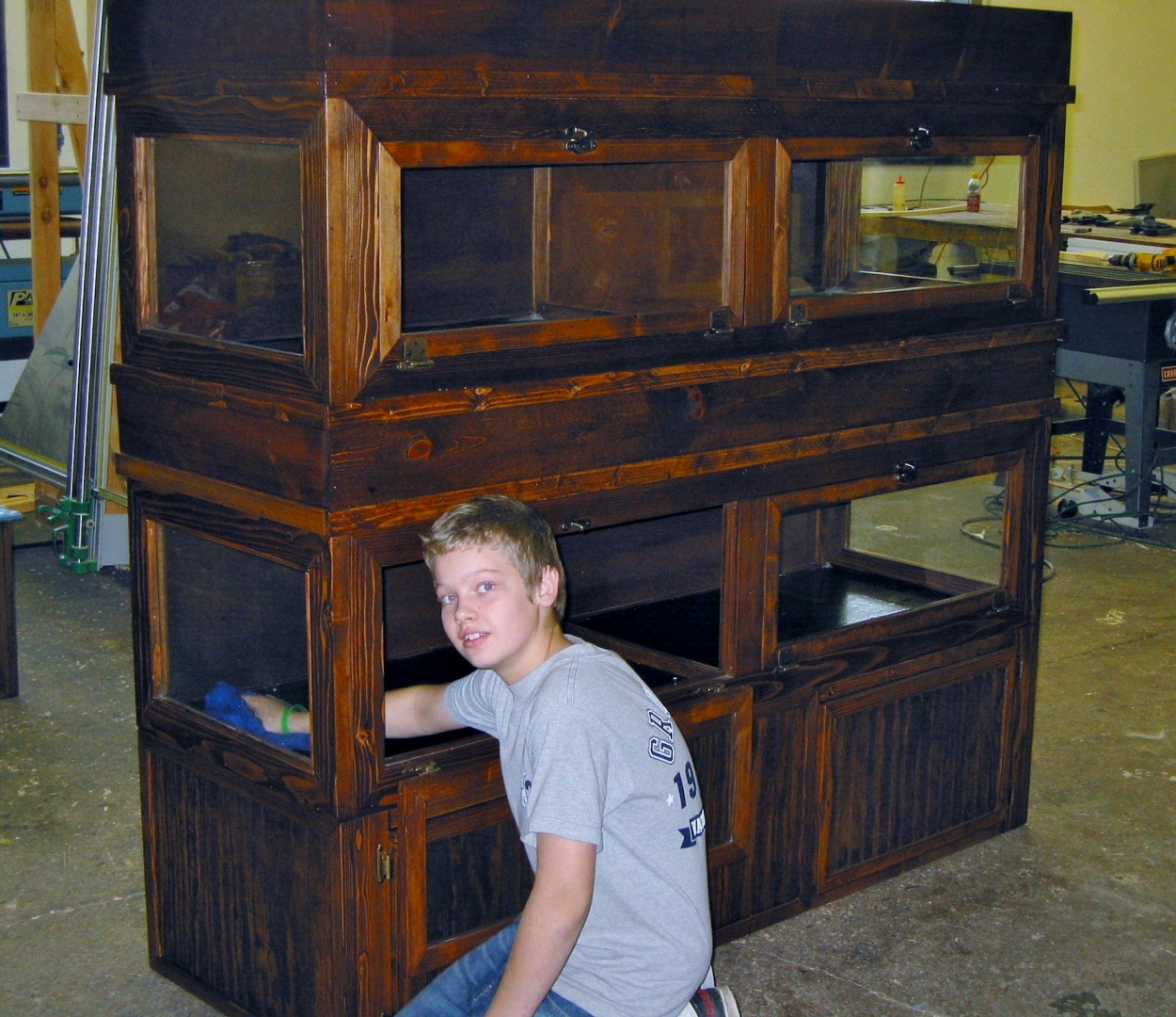 www_cagecompany_com_stack_cage_dividers_english_chestnut